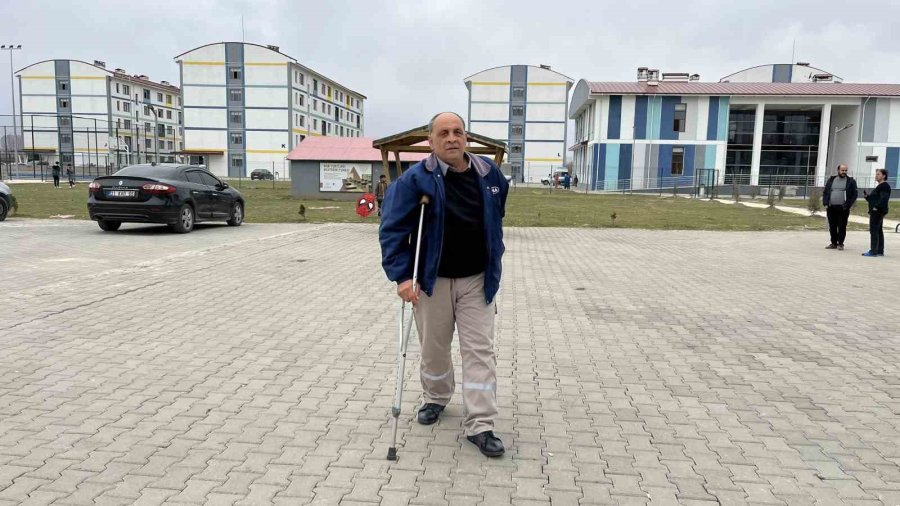 Koltuk Değneği İle Enkaz Altında Kalmaktan Son Anda Kurtuldu