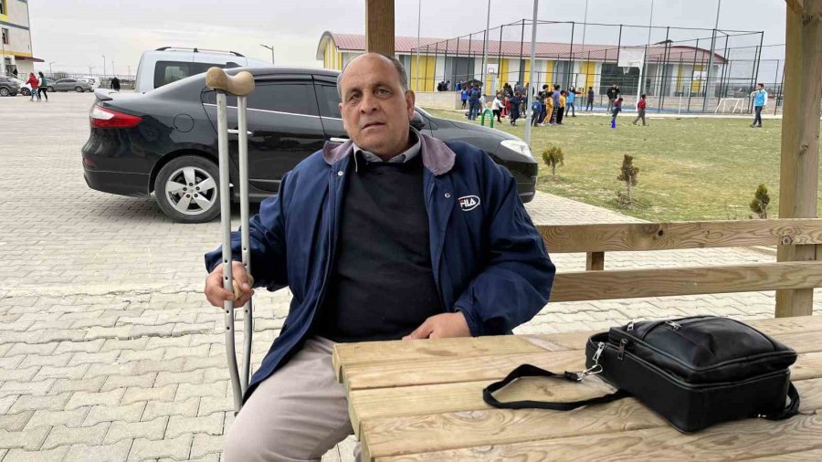 Koltuk Değneği İle Enkaz Altında Kalmaktan Son Anda Kurtuldu