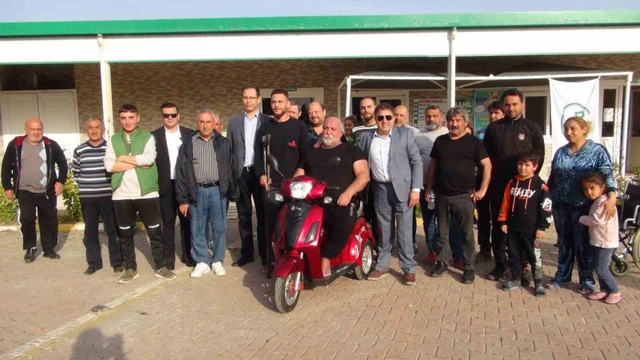 Akülü Aracı Enkaz Altında Kalmıştı, Depremzede Engelli Vatandaşa Yenisi Hediye Edildi