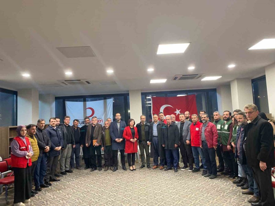 6 Şubat Mersin Stk’lar Birliği Depremzedelerin Yanında