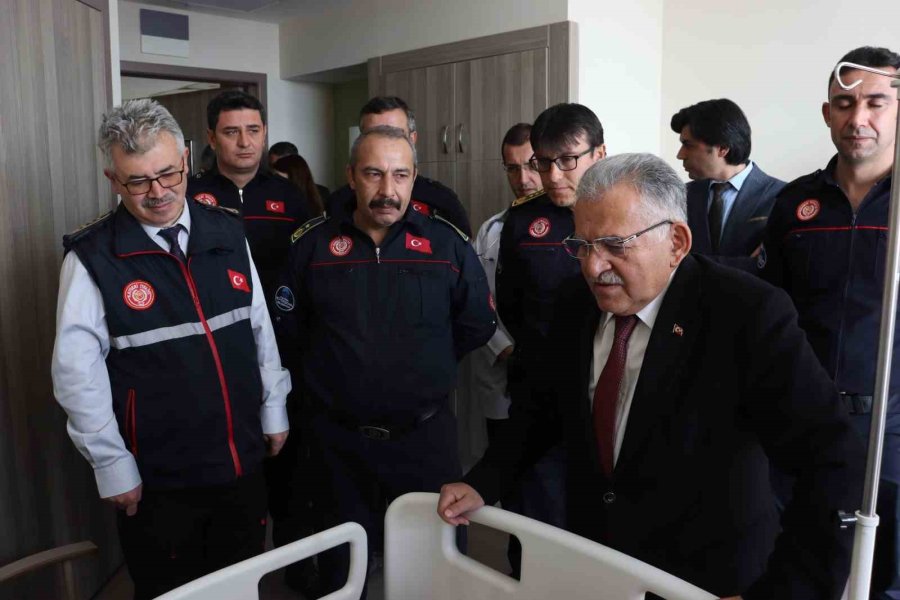 Hem Enkaz Altında Hem De Hastanede Yalnız Bırakmadılar