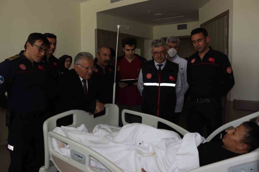 Hem Enkaz Altında Hem De Hastanede Yalnız Bırakmadılar