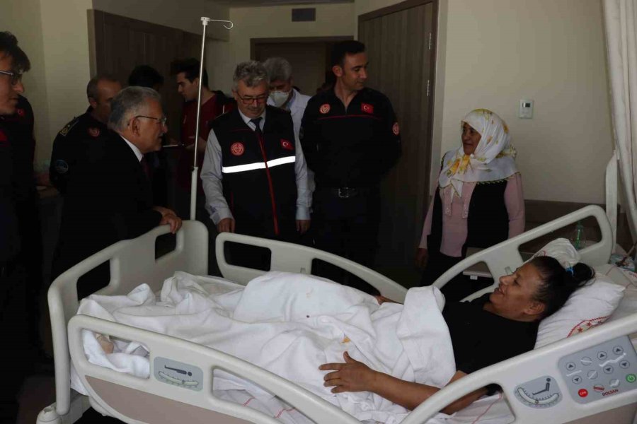 Hem Enkaz Altında Hem De Hastanede Yalnız Bırakmadılar