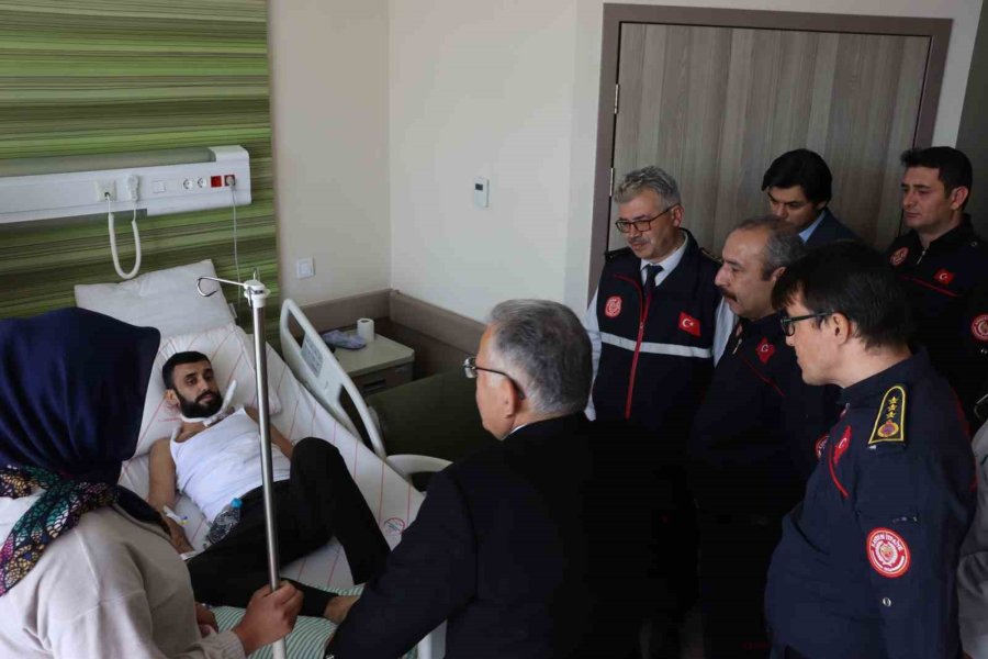 Hem Enkaz Altında Hem De Hastanede Yalnız Bırakmadılar