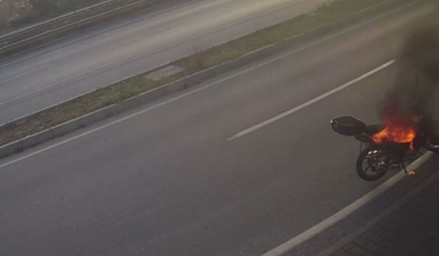 Plakasını Söktüğü Motosikletini Yakıp Gitti