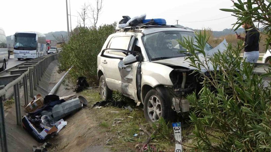 Antalya’ya Gelen Depremzede Çift, Geçirdikleri Kazada Yaralandı