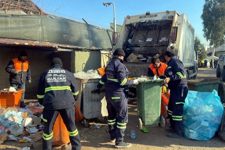 Akdeniz Belediyesi Ekipleri Deprem Bölgesinde Hizmet Veriyor