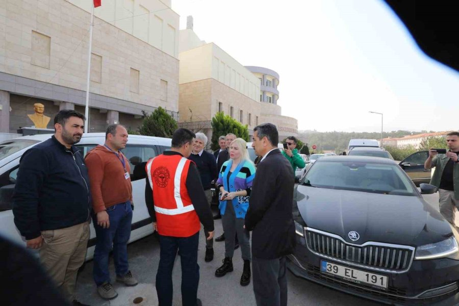 Rektör Özkan Depremzede Öğrencileri Hatay’da Ziyaret Etti