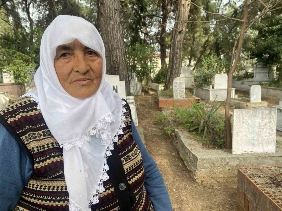 Raziye Teyze 12 Senedir Her Sabah Mezarları Temizliyor