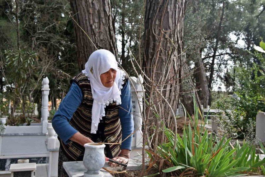 Raziye Teyze 12 Senedir Her Sabah Mezarları Temizliyor