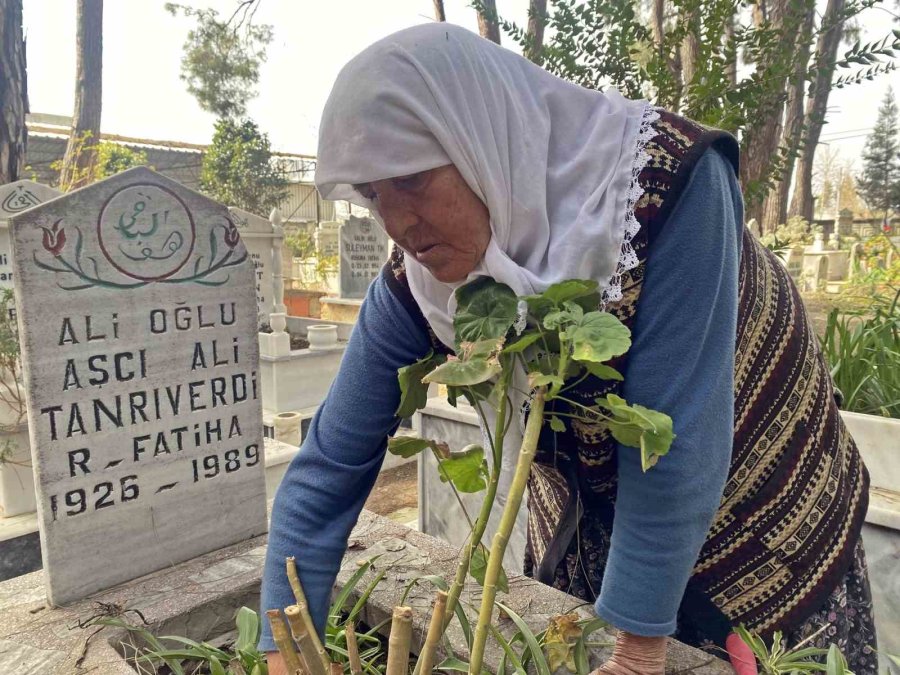 Raziye Teyze 12 Senedir Her Sabah Mezarları Temizliyor
