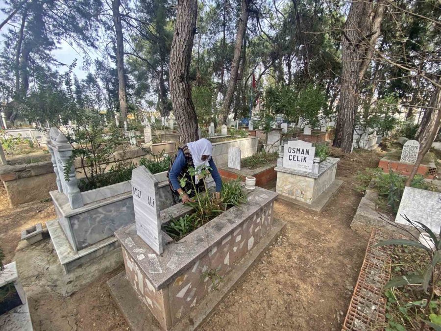 Raziye Teyze 12 Senedir Her Sabah Mezarları Temizliyor
