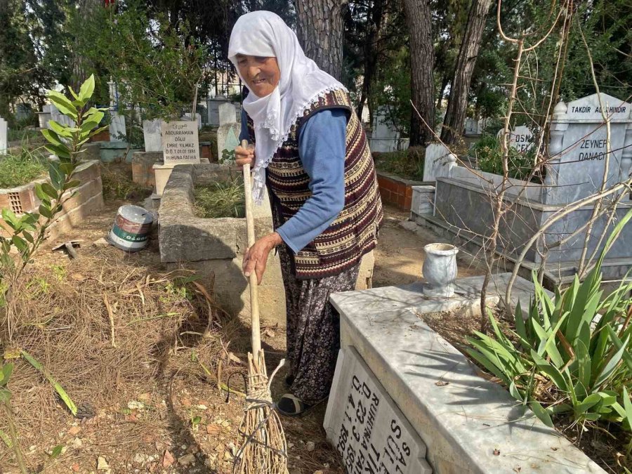 Raziye Teyze 12 Senedir Her Sabah Mezarları Temizliyor