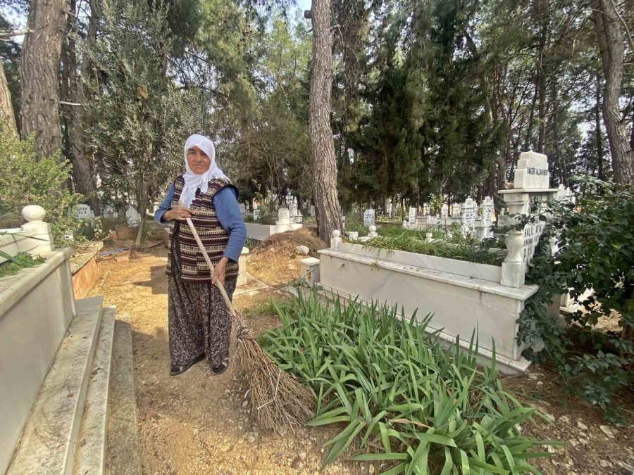 Raziye Teyze 12 Senedir Her Sabah Mezarları Temizliyor