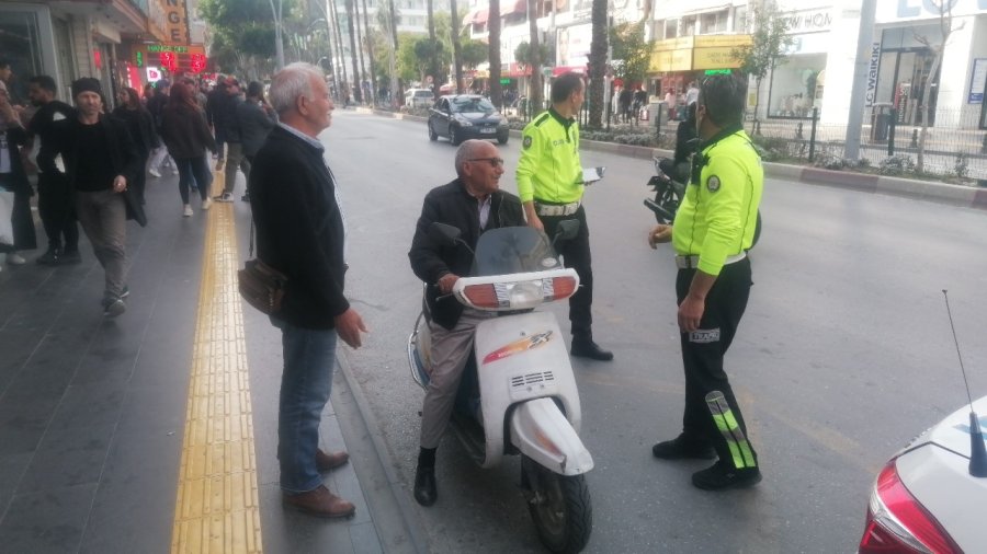Kaskı Kafası Yerine Koluna Taktı, İlk Kez Ceza Yiyince Polislerle Fotoğraf Çektirmek İstedi