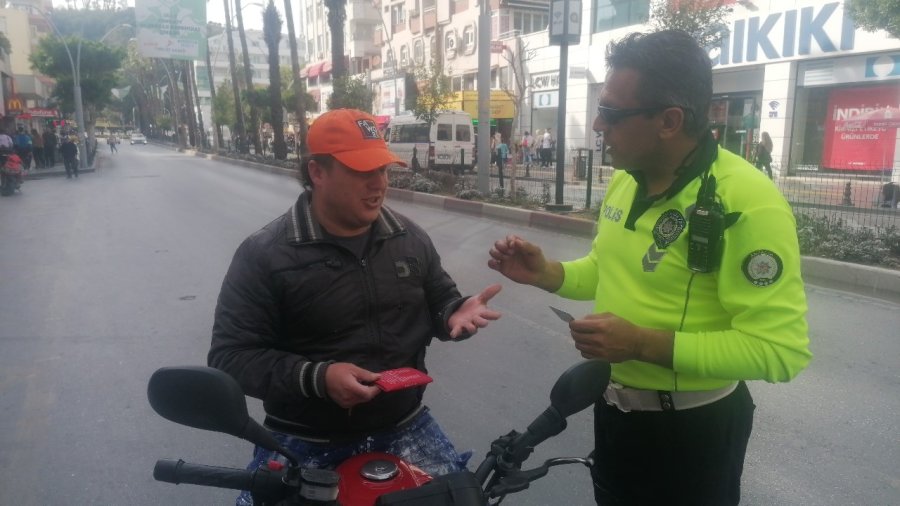 Kaskı Kafası Yerine Koluna Taktı, İlk Kez Ceza Yiyince Polislerle Fotoğraf Çektirmek İstedi