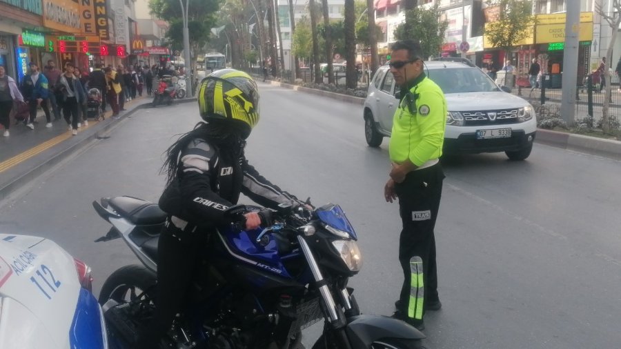 Kaskı Kafası Yerine Koluna Taktı, İlk Kez Ceza Yiyince Polislerle Fotoğraf Çektirmek İstedi