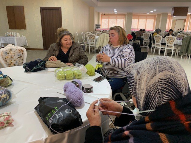 Depremzedeler Üşemesin Diye Ördükleri Yürekleri Isıtıyor