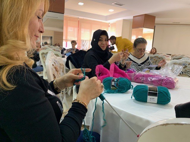 Depremzedeler Üşemesin Diye Ördükleri Yürekleri Isıtıyor