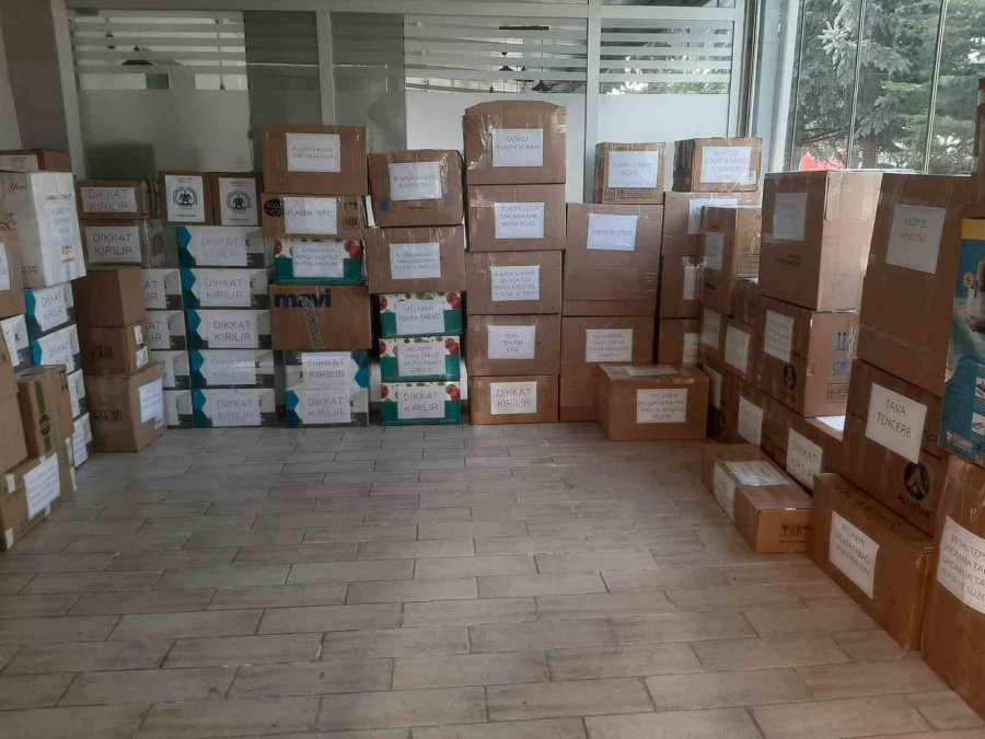 Jandarma Personelleri Depremzedelere Yardım Malzemesi Gönderdi