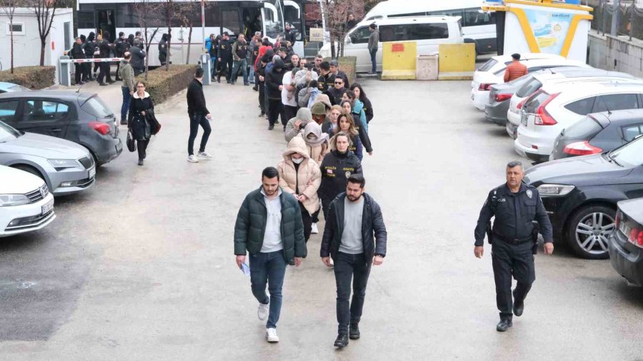 İnternetten Araç Sigortası Yaptırmak İsteyen Kişileri 5 Milyon Lira Dolandırdılar