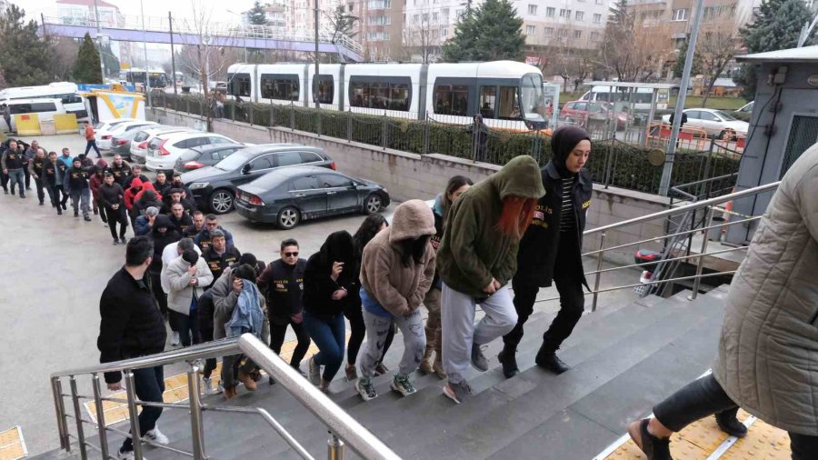 İnternetten Araç Sigortası Yaptırmak İsteyen Kişileri 5 Milyon Lira Dolandırdılar