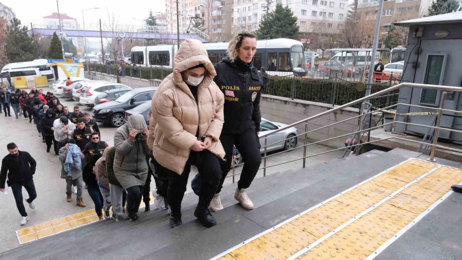 İnternetten Araç Sigortası Yaptırmak İsteyen Kişileri 5 Milyon Lira Dolandırdılar