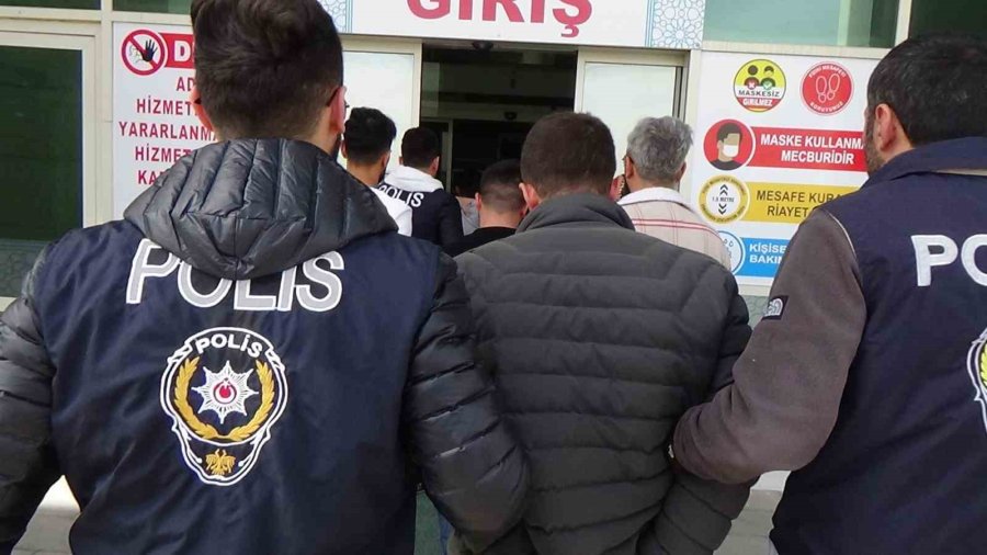 Hatay’da Enkazdan Çaldığı Polis Tabancasını Satmaya Çalışırken Yakalandı