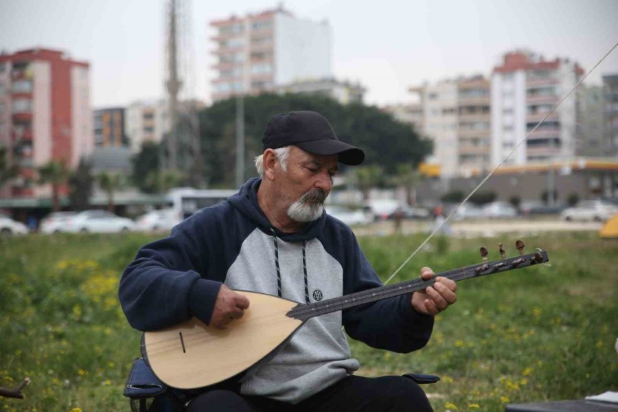 Depremzede Günlerini Saz Çalarak Geçiriyor