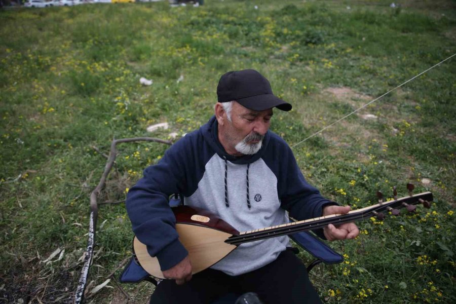 Depremzede Günlerini Saz Çalarak Geçiriyor