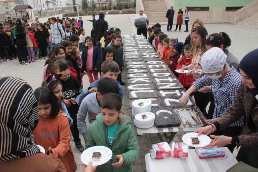 Depremzedeli Öğrencilere ‘şehrimize Hoş Geldiniz’ Pastası
