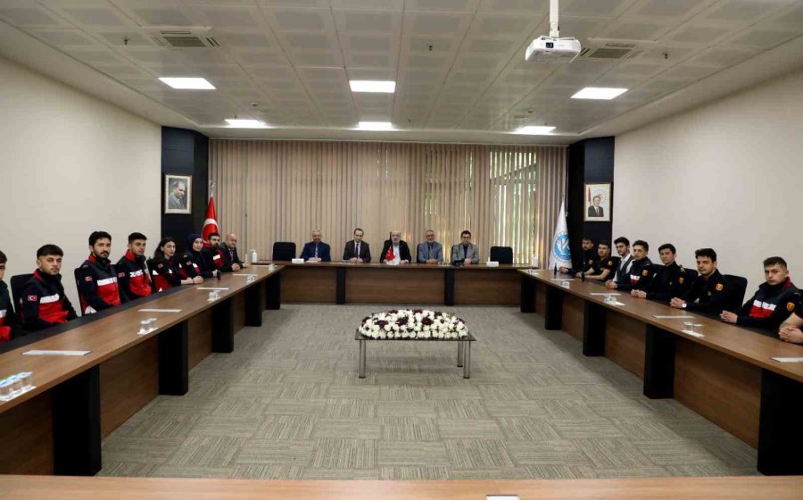 Arama Kurtarma Çalışmalarına Katılan Öğrencilerden Rektör Karamustafa’ya Ziyaret