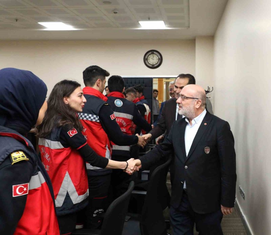 Arama Kurtarma Çalışmalarına Katılan Öğrencilerden Rektör Karamustafa’ya Ziyaret