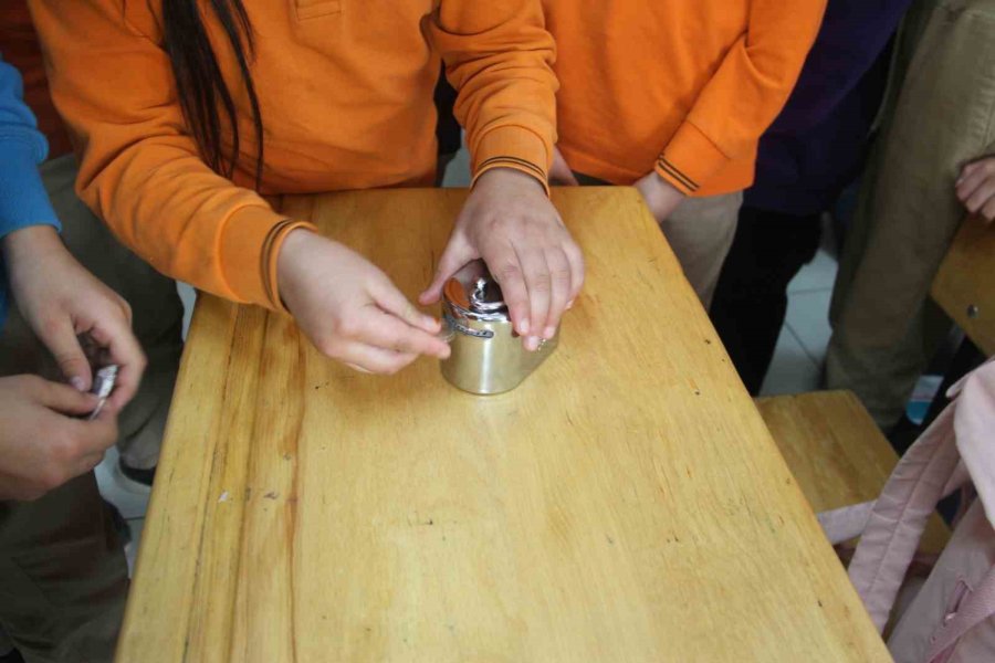 Öğrenciler Sınıf Kumbarasına Yurtta Kalan Depremzede Akranları İçin Harçlıklarını Bağışladı