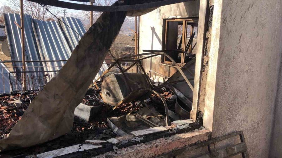 Yanan Müstakil Ev Kullanılamaz Hale Geldi