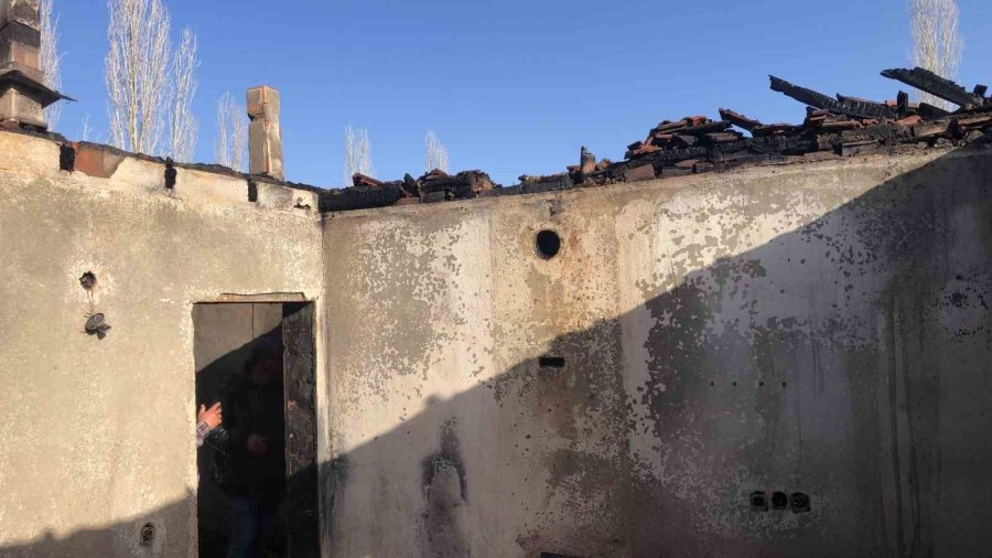 Yanan Müstakil Ev Kullanılamaz Hale Geldi