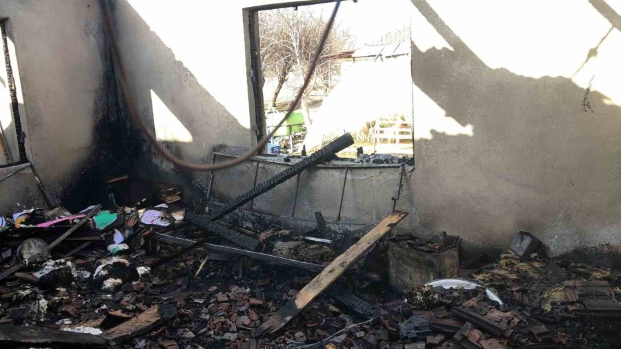 Yanan Müstakil Ev Kullanılamaz Hale Geldi