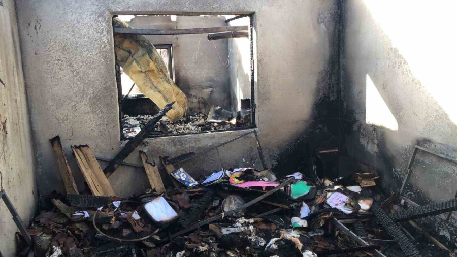 Yanan Müstakil Ev Kullanılamaz Hale Geldi