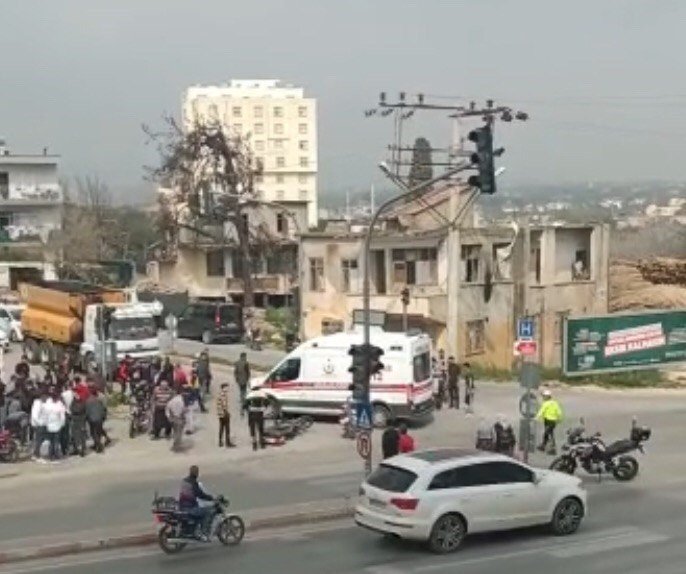 İki Motosiklet Kafa Kafaya Çarpıştı, 4 Kişi Yola Savruldu, Kaza Anı Kameraya Yansıdı