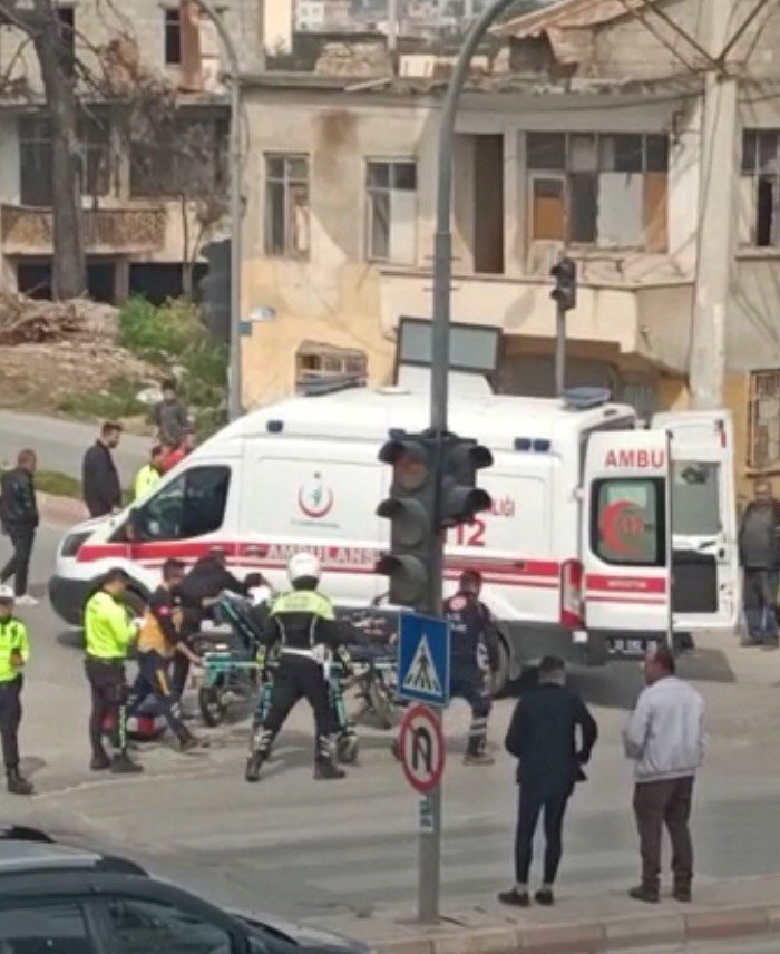 İki Motosiklet Kafa Kafaya Çarpıştı, 4 Kişi Yola Savruldu, Kaza Anı Kameraya Yansıdı