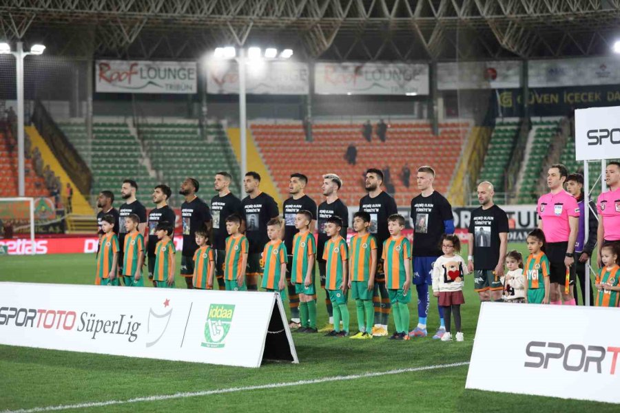 Spor Toto Süper Lig: Corendon Alanyaspor: 0 - Medipol Başakşehir: 0 (ilk Yarı)