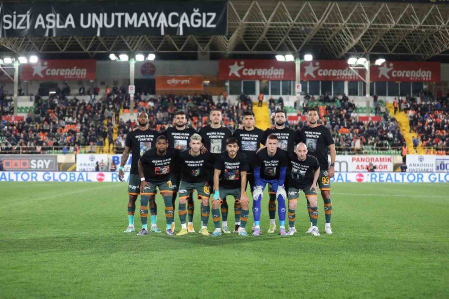 Spor Toto Süper Lig: Corendon Alanyaspor: 0 - Medipol Başakşehir: 0 (ilk Yarı)