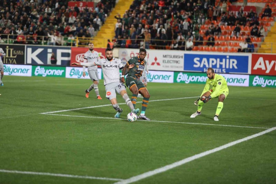 Spor Toto Süper Lig: Corendon Alanyaspor: 0 - Medipol Başakşehir: 0 (ilk Yarı)