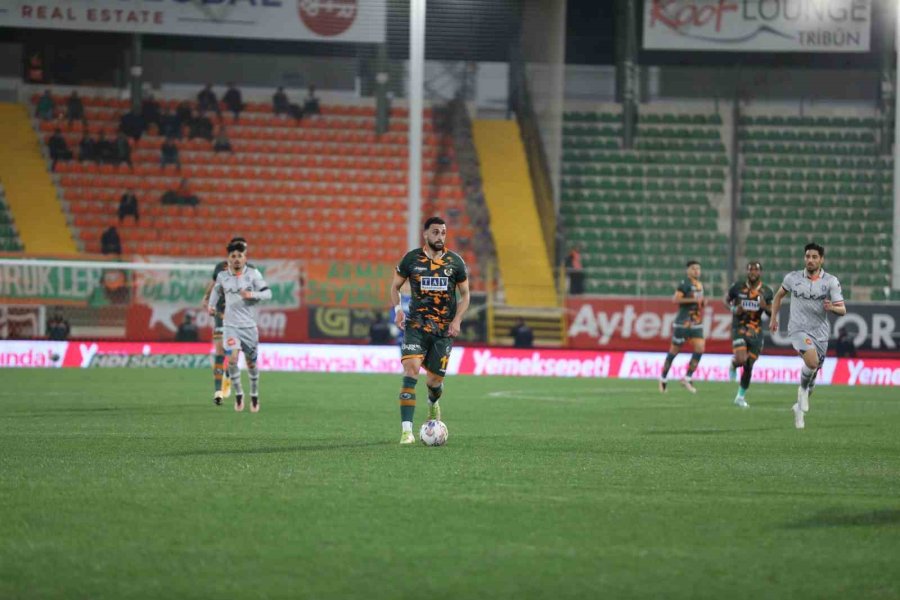 Spor Toto Süper Lig: Corendon Alanyaspor: 0 - Medipol Başakşehir: 0 (ilk Yarı)