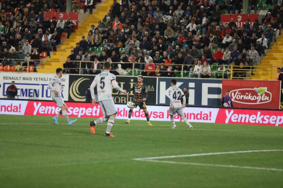 Spor Toto Süper Lig: Corendon Alanyaspor: 0 - Medipol Başakşehir: 0 (ilk Yarı)