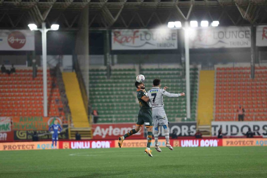 Spor Toto Süper Lig: Corendon Alanyaspor: 0 - Medipol Başakşehir: 0 (ilk Yarı)