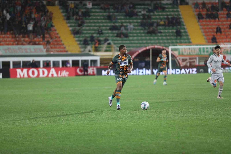 Spor Toto Süper Lig: Corendon Alanyaspor: 0 - Medipol Başakşehir: 0 (ilk Yarı)