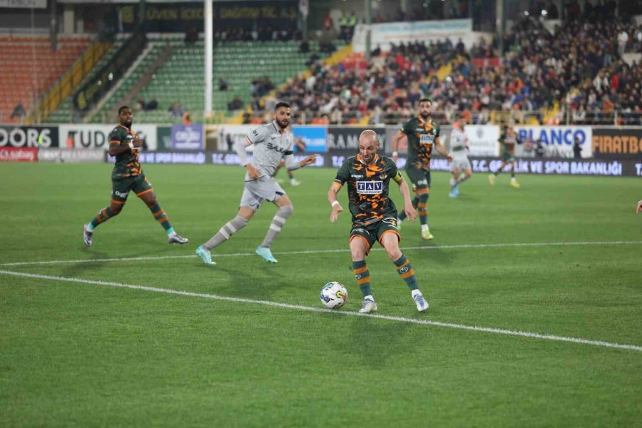 Spor Toto Süper Lig: Corendon Alanyaspor: 0 - Medipol Başakşehir: 0 (ilk Yarı)