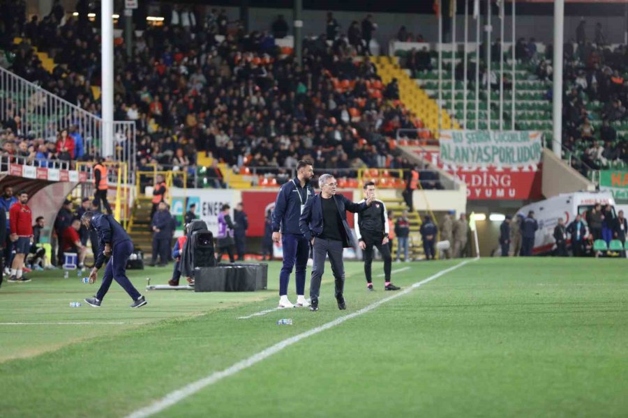 Spor Toto Süper Lig: Corendon Alanyaspor: 0 - Medipol Başakşehir: 0 (ilk Yarı)