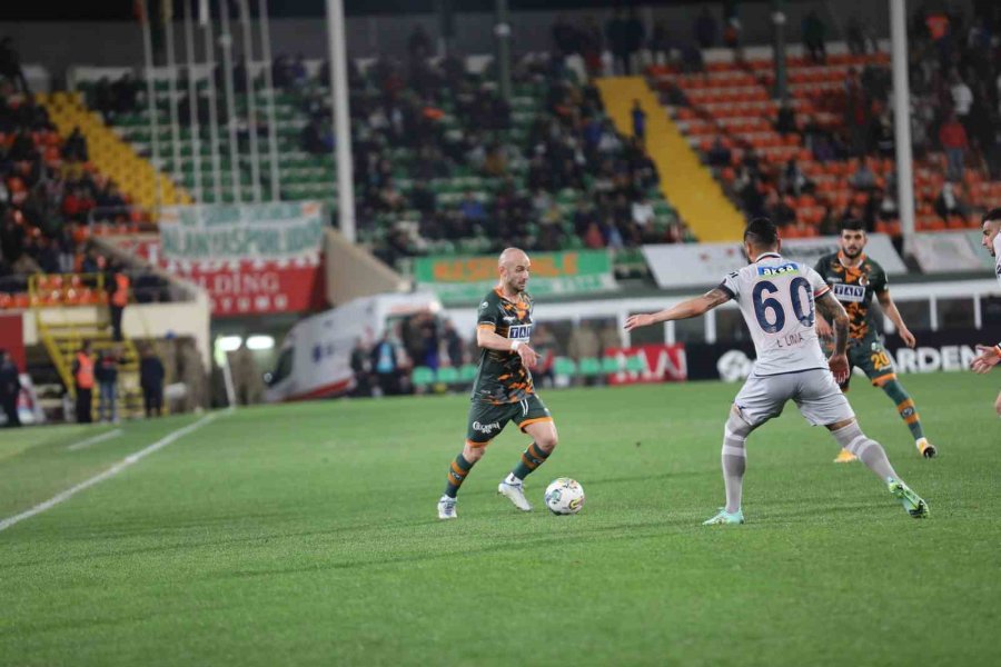 Spor Toto Süper Lig: Corendon Alanyaspor: 0 - Medipol Başakşehir: 0 (ilk Yarı)